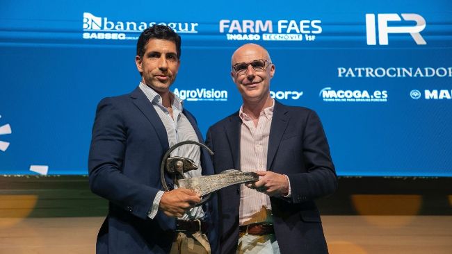 El responsable de la granja ganadora recoge la estatuilla.
