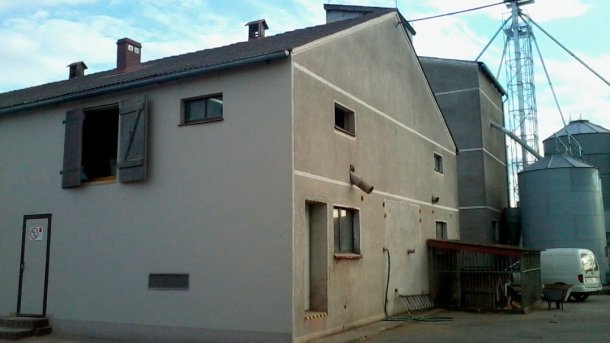 Figura 1: Nave&nbsp;de cebo; nave&nbsp;de&nbsp;reproductoras detr&aacute;s de la parte superior derecha: puerta de entrada a las salas exteriores en la pared.
