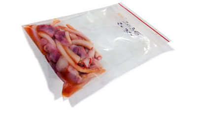 Caudas e testículos num saco de plástico Zip