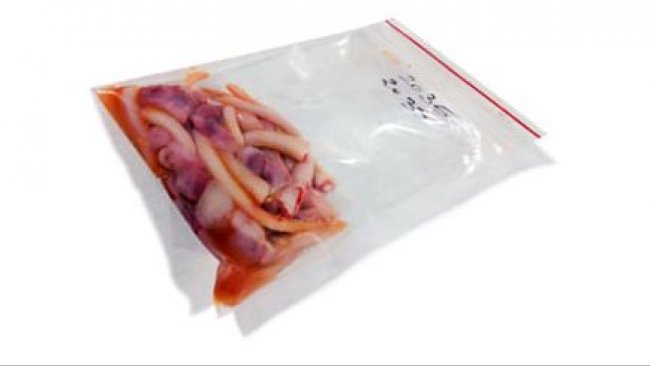 Caudas e testículos num saco de plástico Ziplock