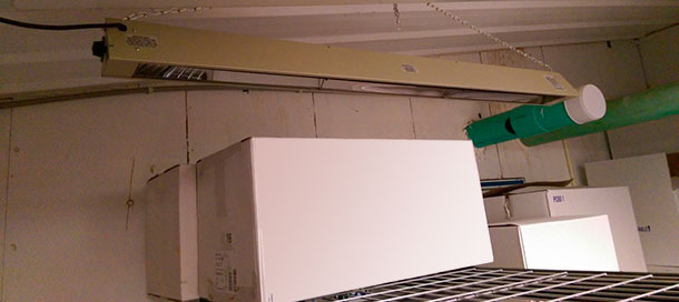 Foto 3. Um aquecedor radiante controlado por um termostato na sala de desinfec&ccedil;&atilde;o permite manter uma temperatura constante.
Fonte: AI Partners, Morris, Minnesota, USA
