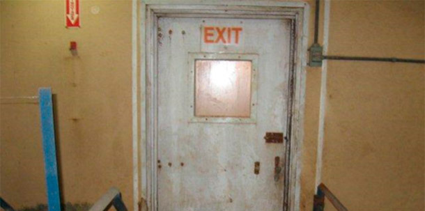 Porta sem protecção que comunica o interior com o exterior da exploração