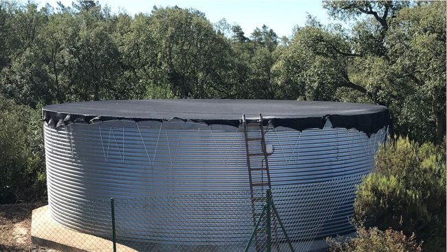 Depósito de armazenamento e distribuição correctamente dimensionado e coberto, essencial em qualquer exploração de porcos.