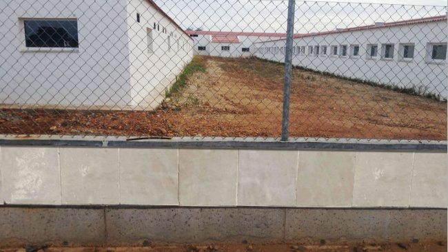 Foto 1: Exemplo de vedação construída com ladrilho liso para evitar o acesso de roedores.