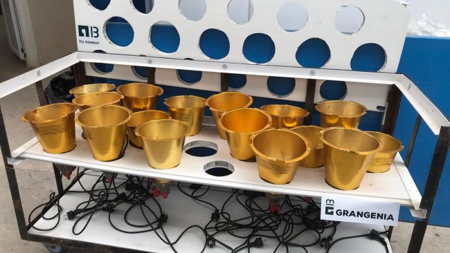 Foto 1: Carro desenhado para a secagem e armazenamento de candeeiros de aquecimento das maternidades (foto cortesia da Grangenia)