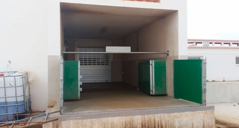 Imagem 6. Cais semi-fechado com portas e barra horizontal para separar fisicamente a zona suja da limpa. Cortesia de Agropecuaria Los Girasoles, Espanha.
