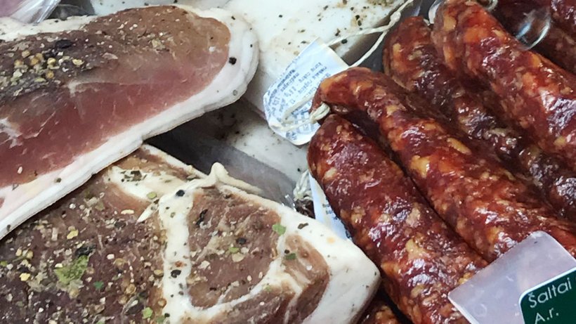 Produtos de carne salgados e curados.
