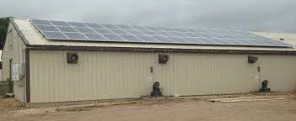 Figura 3. Instalação de sistemas eléctricos solares em explorações suínas Fonte: Acevedo, R. Universidad de Minnesota.
