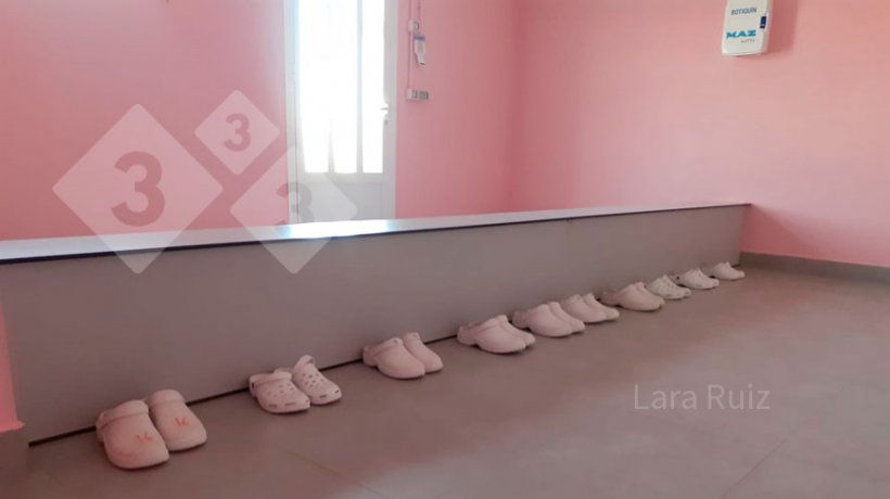 Foto 3. Importante que esta zona seja ampla, porque em explorações grandes podem entrar mais de 10 pessoas ao mesmo tempo. As medidas ideais deste banco são de 60 cm largura* 40 cm altura. Após o banco o pessoal calça os chinelos que serão para usar no vestiário. Foto cedida por Lara Ruiz.
