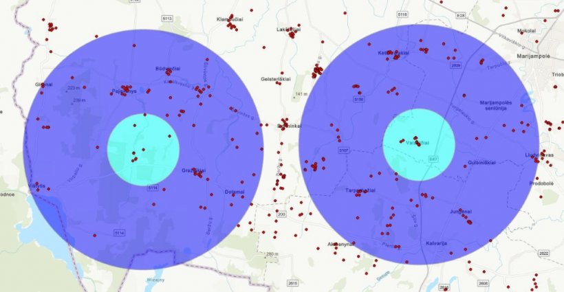 Primeiro foco de PSA (à direita) e segundo foco de PSA (à esquerda) com zonas designadas de protecção e vigilância e áreas de exploração de suínos (pontos vermelhos). Fonte:&nbsp;Serviço Alimentar e Veterinário do Estado (VMVT).