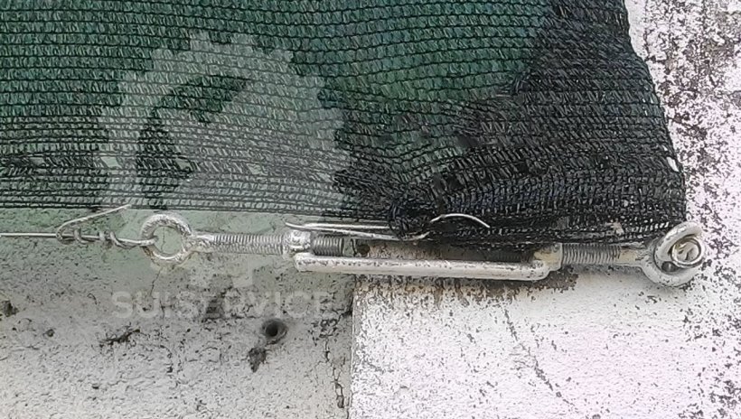 Tensor de cabo para manter a tela esticada.
