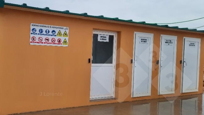 Figura 4. Zona de recepção com separação de zonas. Portas: Entrada da exploração, recepção do sémen, recepção dos medicamentos que necessitam de refrigeração e recepção dos medicamentos.