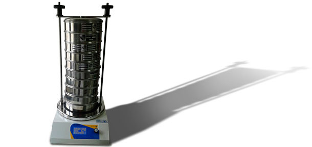 Coluna de crivos sobre a máquina vibratória