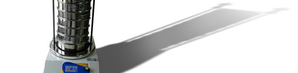 Coluna de crivos sobre a máquina vibratória